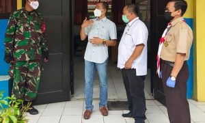 Anggota DPRD Kabupaten Bogor Daen Nuhdiana tampak sedang melakukan peninjauan langsung giat vaksinasi massal di SMPN 1 Rumpin.
