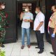 Anggota DPRD Kabupaten Bogor Daen Nuhdiana tampak sedang melakukan peninjauan langsung giat vaksinasi massal di SMPN 1 Rumpin.