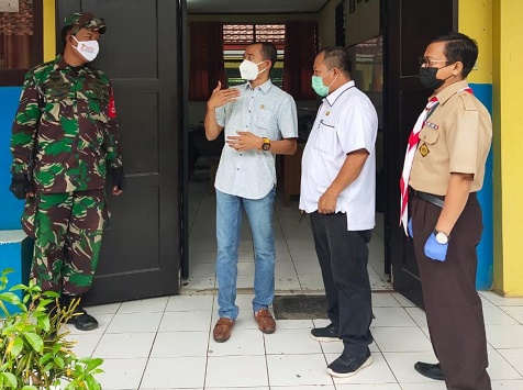 Anggota DPRD Kabupaten Bogor Daen Nuhdiana tampak sedang melakukan peninjauan langsung giat vaksinasi massal di SMPN 1 Rumpin.