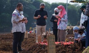 Wakil Wali Kota Bogor, Dedie A. Rachim saat mendampingi Anggota DPR-RI Komisi VII, Eddy Soeparno ke TPU Situ Gede, di Kecamatan Bogor Barat, Kota Bogor, Kamis (15/7/2021) pagi.