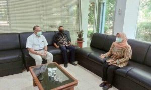 Anggota DPRD Provinsi Jawa Barat Dapil Jabar XII Yuningsih saat melakukan pemantauan penerapan Pemberlakuan Pembatasan Kegiatan Masyarakat (PPKM) Darurat pada sektor industri tepatnya di PT. Plumbon International Textile (Pintex). (Foto : Dokumentasi Pribadi).