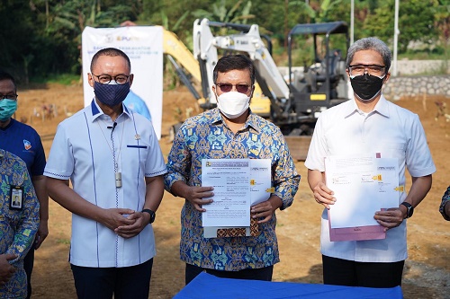 Kementerian Pekerjaan Umum dan Perumahan Rakyat (PUPR) melalui Ditjen Sumber Daya Air Balai Besar Wilayah Sungai Ciliwung Cisadane (BBWSCC) memberikan bantuan dua unit alat berat pengeruk tanah atau eskavator untuk perbantuan pemulasaraan jenazah Covid-19 di Tempat Pemakaman Umum (TPU).