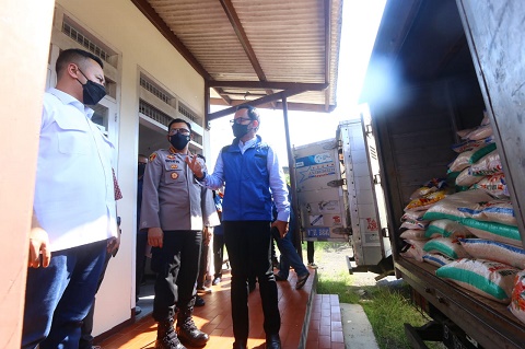 Ketua Kadin Kita Bogor saat memberikan bantuan secara simbolis kepada Wali Kota Bogor, Bima Arya dan Kapolresta Bogor Kota Susatyo Purnomo Condro, Jumat (2/7/2021)