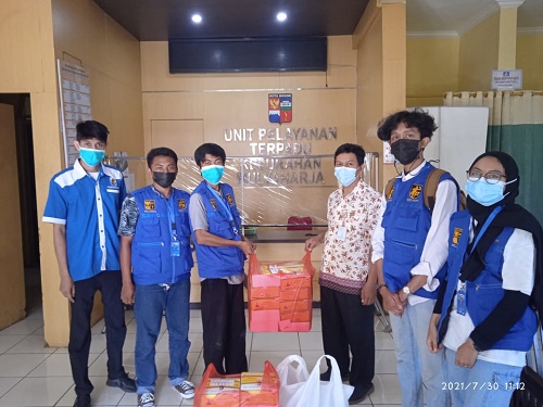 Realawan KNPI Bogor Selatan distribusikan makanan siap saji dari Kadin Kota Bogor kepada warga yang isoman