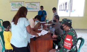 Sertu Sri Gendrowanto personil dari Koramil 2119/Rumpin yang juga sebagai Babinsa Sukasari tampak tengah mendampingi giat penyaluran dana BST Kemensos kepada 219 warga Desa Sukasari.