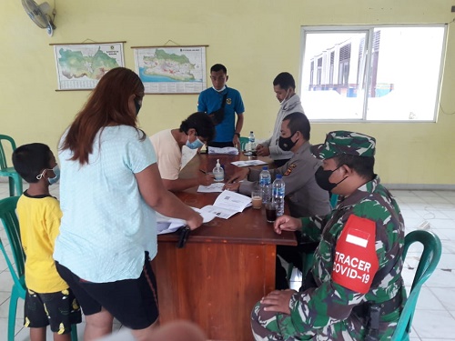 Sertu Sri Gendrowanto personil dari Koramil 2119/Rumpin yang juga sebagai Babinsa Sukasari tampak tengah mendampingi giat penyaluran dana BST Kemensos kepada 219 warga Desa Sukasari.