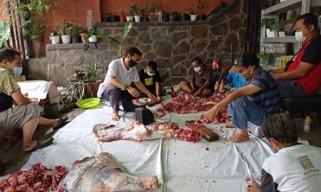 Anggota DPRD Kota Bogor Mardiyanto saat melakukan penyembelihan hewan kurban di Kelurahan Empang, Kecamatan Bogor Selatan, Rabu (21/7/2021)
