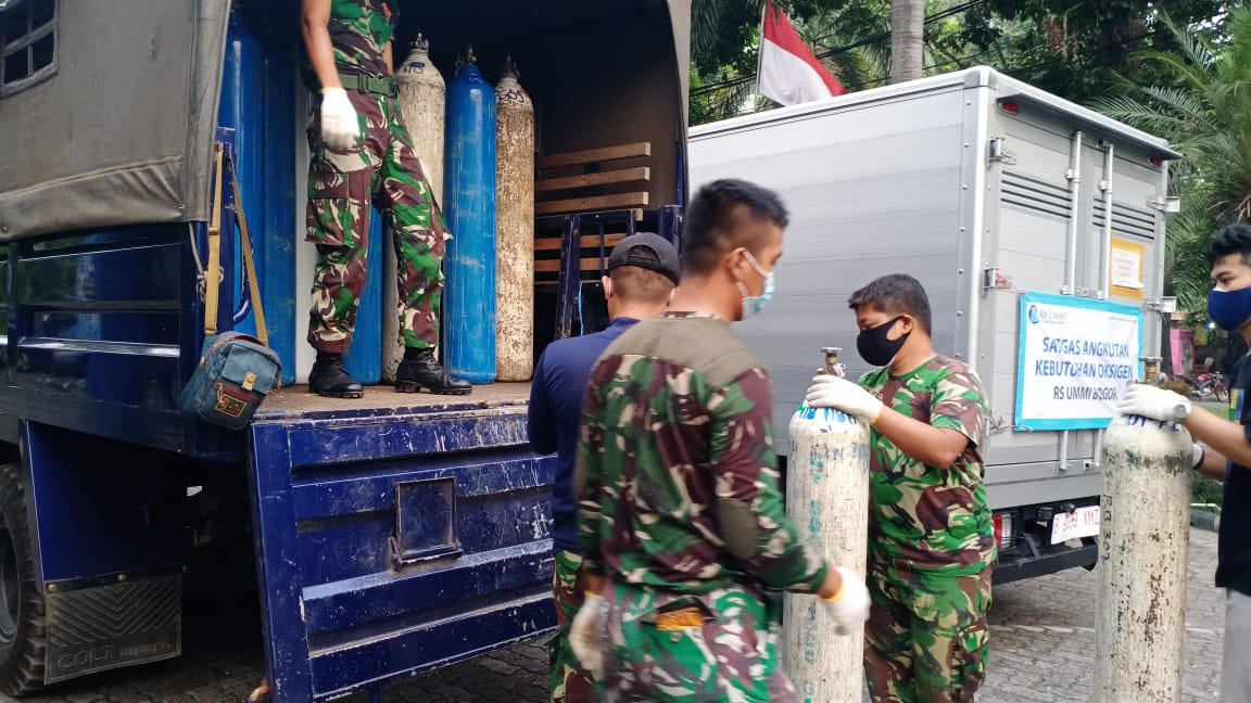 Personil Lanud Atang Sendjaja sedang membantu melakukan pengisian ulang tabung oksigen di PT. Krakatau Steel.