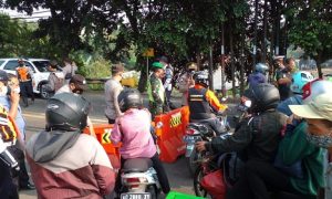 petugas melakukan penyekatan di titik Brimob Kedung Halang