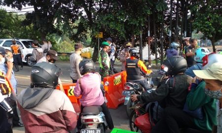 petugas melakukan penyekatan di titik Brimob Kedung Halang