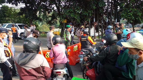 petugas melakukan penyekatan di titik Brimob Kedung Halang