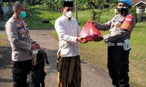 Kapolsek Tajurhalang Iptu Dwi Yulianto SH saat menyerahkan hewan kurban berupa seekor kambing kepada pengurus DKM Al Ikhlas Kampung Gunung Desa Tonjong.