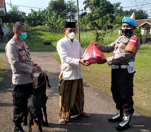 Kapolsek Tajurhalang Iptu Dwi Yulianto SH saat menyerahkan hewan kurban berupa seekor kambing kepada pengurus DKM Al Ikhlas Kampung Gunung Desa Tonjong.