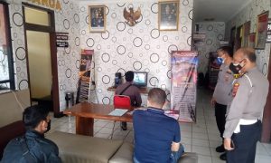 Belasan pelanggar operasi Yustisi di masa PPKM Darurat mulai disidangkan Pengadilan Negeri Cibinong secara virtual di Mako Polsek Cisarua, Senin (19/7/2021).