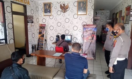 Belasan pelanggar operasi Yustisi di masa PPKM Darurat mulai disidangkan Pengadilan Negeri Cibinong secara virtual di Mako Polsek Cisarua, Senin (19/7/2021).