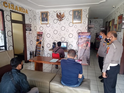 Belasan pelanggar operasi Yustisi di masa PPKM Darurat mulai disidangkan Pengadilan Negeri Cibinong secara virtual di Mako Polsek Cisarua, Senin (19/7/2021).