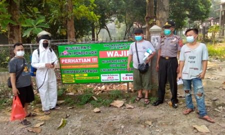 Satgas Covid RT 03 RW 01 Desa Pondok Udik yang menggelar penyemprotan cairan desinfektan ke sejumlah rumah warga serta membagikan 500 masker gratis.