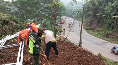 Pemdes Putat Nutug membangun satu Pos Keamanan Desa tepatnya di Grendong Kampung Kedokan RT 01 RW 01 Desa Putat Nutug, Kecamatan Ciseeng