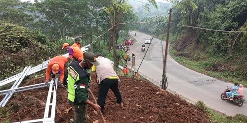 Pemdes Putat Nutug membangun satu Pos Keamanan Desa tepatnya di Grendong Kampung Kedokan RT 01 RW 01 Desa Putat Nutug, Kecamatan Ciseeng
