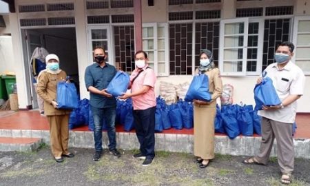 Setwan DPRD Kota Bogor Boris Derurasman saat kirim bantuan ke posko logistik darurat