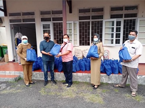 Setwan DPRD Kota Bogor Boris Derurasman saat kirim bantuan ke posko logistik darurat