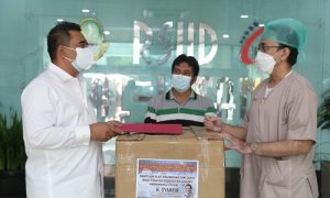 Anggota DPRD Provinsi Jawa Barat, Syahrir SE., M.Ipol, bersama Wakil Direktur Medik Dan Keperawatan RSUD Al Ihsan, dr. Ferry Achmad Firdaus seusai menerima bantuan 192 APD (hazmat-red) dan 1200 masker bagi tenaga kesehatan di RSUD Al Ihsan Soreng, Kabupaten Bandung, Selasa (13/7/2021).