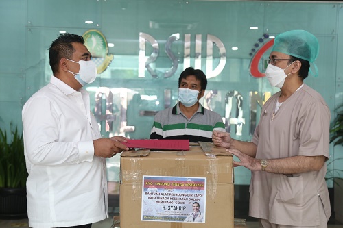 Anggota DPRD Provinsi Jawa Barat, Syahrir SE., M.Ipol, bersama Wakil Direktur Medik Dan Keperawatan RSUD Al Ihsan, dr. Ferry Achmad Firdaus seusai menerima bantuan 192 APD (hazmat-red) dan 1200 masker bagi tenaga kesehatan di RSUD Al Ihsan Soreng, Kabupaten Bandung, Selasa (13/7/2021).