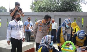 Camat Bogor Selatan Hidayatulloh bersama Kapolresta Bogor Kota, Kombes Pol Susatyo Purnomo Condro tinjau vaknasi massal di Kampung Tajur