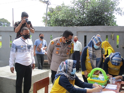 Camat Bogor Selatan Hidayatulloh bersama Kapolresta Bogor Kota, Kombes Pol Susatyo Purnomo Condro tinjau vaknasi massal di Kampung Tajur