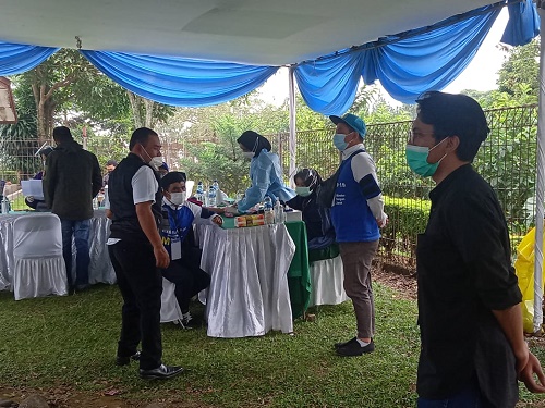 vaksinasi gratis di Perkebunan Teh Ciliwung, Desa Tugu Utara, Kecamatan Cisarua, Kabupaten Bogor, Kamis (22/7/2021).
