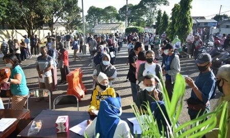 Ribuan warga Kecamatan Kemang tampak mengikuti giat vaksin massal covid 19 yang berlangsung di halaman kantor kecamatan Kemang.