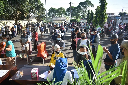Ribuan warga Kecamatan Kemang tampak mengikuti giat vaksin massal covid 19 yang berlangsung di halaman kantor kecamatan Kemang.