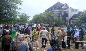 Situasi pelaksanaan vaksinasi di kantor Kecamatan Parung tampak dipenuhi ribuan orang peserta.