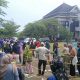 Situasi pelaksanaan vaksinasi di kantor Kecamatan Parung tampak dipenuhi ribuan orang peserta.