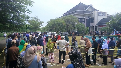 Situasi pelaksanaan vaksinasi di kantor Kecamatan Parung tampak dipenuhi ribuan orang peserta.