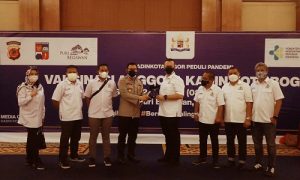 Ketua Kadin Kota Bogor, Almer Faiq Rusydi dan Kapolresta Bogor Kota Susatyo Purnomo Condro saat meninjau vaksinasi massal di Puri Begawan, Kota Bogor, Senin (12/7/2021).