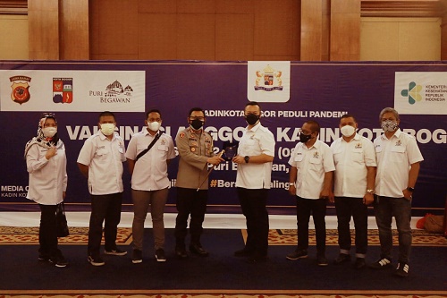 Ketua Kadin Kota Bogor, Almer Faiq Rusydi dan Kapolresta Bogor Kota Susatyo Purnomo Condro saat meninjau vaksinasi massal di Puri Begawan, Kota Bogor, Senin (12/7/2021).