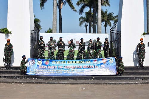 Personel Lanud Atang Sendjaja bersama-sama personel Wing Pendidikan Umum (Wingdikum), baik militer maupun PNS, melaksanakan ziarah ke Taman Makam Pahlawan (TMP) Dreded Bogor.