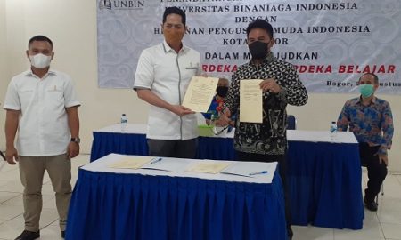Ketua Umum HIPMI Kota Bogor dan Rektor UNBIN Dr. Ismulyana Djan melakukan penandatanagan MoU