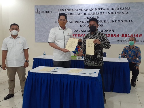 Ketua Umum HIPMI Kota Bogor dan Rektor UNBIN Dr. Ismulyana Djan melakukan penandatanagan MoU