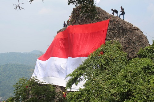 kain merah putih raksasa