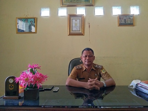 Muhdom, Kepala Desa Dago saat ditemui wartawan di kantor nya