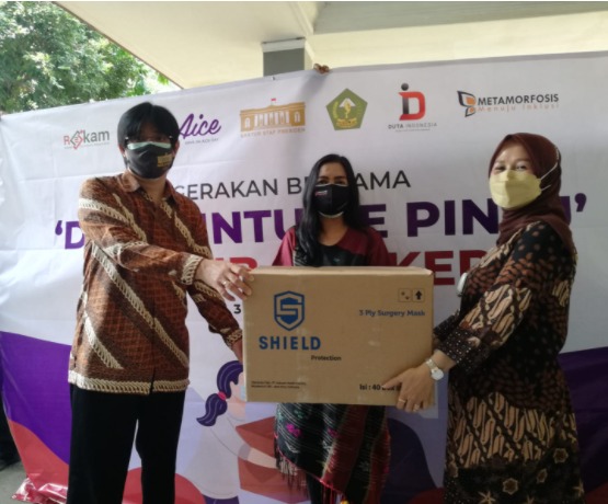 Metamorfosis bersama Rekam dan Duta Indonesia menginisiasi gerakan door to door wajib masker dengan menyerahkan bantuan 24 ribu masker gratis untuk warga Kabupaten Bogor melalui GOW Kab. Bogor.