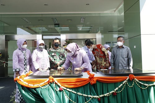 Ade Yasin saat meresmikan gedung rawat inap RSUD Leuwiliang, Rabu (25/8/2021).
