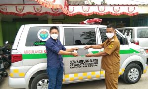 Kepala Desa Kampung Sawah Edi Riyadi berfoto saat menerima surat pembelian mobil ambulance