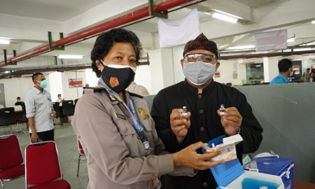 Ketua DPRD Kota Bogor, Atang Trisnanto saat meninjau vaksinasi di gedung DPRD Kota Bogor