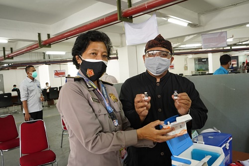 Ketua DPRD Kota Bogor, Atang Trisnanto saat meninjau vaksinasi di gedung DPRD Kota Bogor