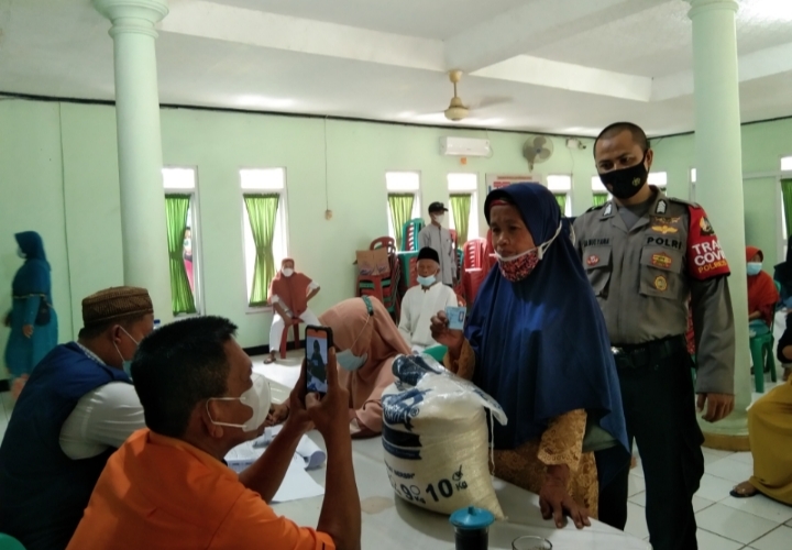 649 warga Desa Sukamulya, mendapatkan bantuan sosial beras (BSB) dari Kemensos RI.