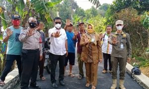 Sekretaris Camat Ciseeng Agus Sopian bersama tim, saat tengah melakukan giat monitoring dan evaluasi pelaksanaan program samisade di sejumlah desa