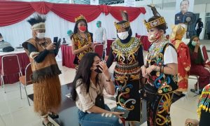kader DPD Partai Nasdem Kota Bogor memakai pakaian adat saat vaksinasi dosis kedua yang diadakan DPD Partai Nasdem Kota Bogor
